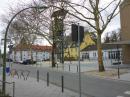 Nach der Umgestaltung  Raiffeisenstraße, Blick in Richtung Kirchenvorplatz mit Glockenturm ohne Pergola © Stadtplanungsamt Frankfurt am Main 