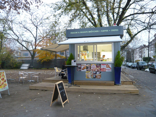 Photo of the kiosk and café on Quäkerwiese, photo: Projektsteuerung K. Esser, Frankfurt, © Stadtplanungsamt Stadt Frankfurt am Main 