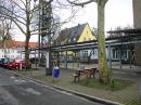 Vor der Umgestaltung  Raiffeisenstraße, Blick in Richtung Kirchenvorplatz mit Glockenturm und Pergola © Stadtplanungsamt Frankfurt am Main