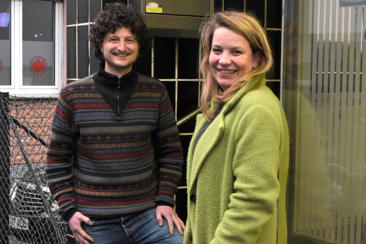 The district management team outside the neighborhood office (from l. to r.): Raoul Fessler and Gwendolin Schwab, © Stadtberatung Dr. Sven Fries