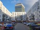 The end building K in front of the head creates a semi-enclosed access courtyard; trees will later be planted between the parking spaces, © City Planning Office City of Frankfurt am Main 