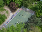 Luftbild vom Bolzplatz im Mainfeld, auf dem Personen Fußball spielen ©Stadtplanungsamt Frankfurt am Main