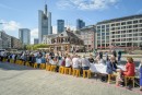 DAM-Reallabor living room Hauptwache: Long table at the opening © Moritz Bernoully