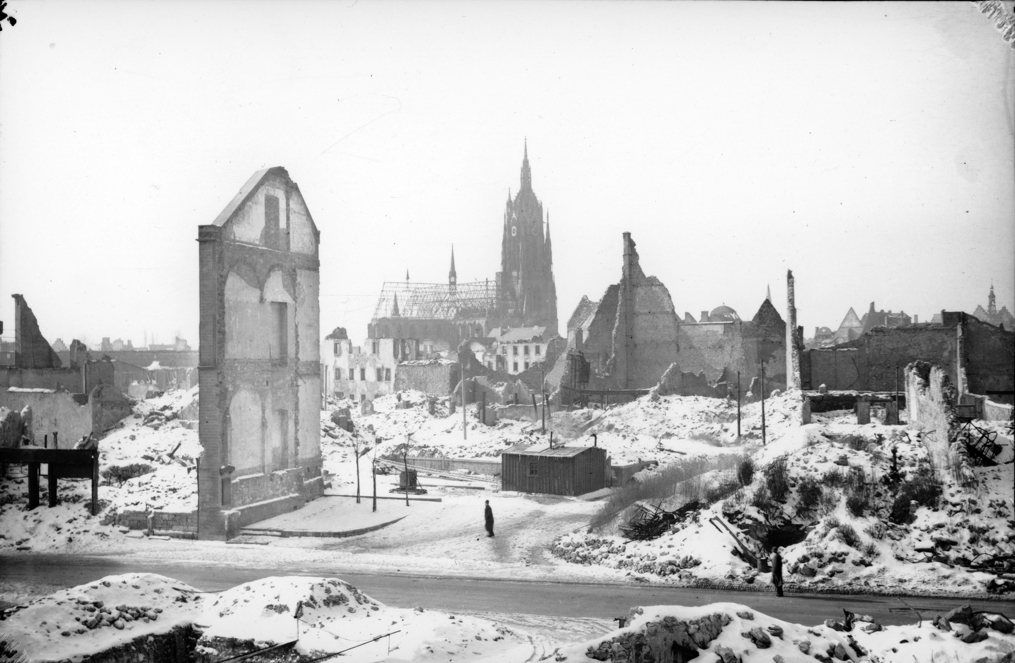 Remaining walls of the Central Synagogue, after 1944 © ISG s7ko_nr_1313