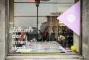Luftbild mit Fähnchen im Schaufenster der Agentur des städtischen Wandels © Moritz Bernoully 