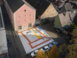 Schrägluftbild vom Ettinghausenplatz in Höchst mit farbigen Bodenbild, © Christoph Kraneburg