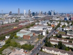 Luftbild Gutleutviertel mit Blick auf Wurzelsiedlung, Interim St&auml;dtische B&uuml;hnen und Gleisfeld Frankfurter Hauptbahnhof, &copy; Stabsstelle St&auml;dtische B&uuml;hnen Frankfurt, Foto: Felix Krumbholz