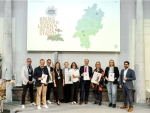 Personen von rechts nach links:  Kaweh Mansoori, Hessischer Minister f&uuml;r Wirtschaft, Energie, Verkehr, Wohnen und l&auml;ndlichen Raum; Luzy Grossmann und Andrea Schwappach, Koordinierungsstelle Stadtraum Mitte Stadtplanungsamt Frankfurt; Vertreter:innen der Preistr&auml;ger-Kommune Friedrichsdorf; Vertreter:innen der Preistr&auml;ger-Kommune Melsungen, &copy; Cornelius Pfannkuch 