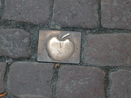 Foto der Apfelschmuckstein im sanierten Pflaster, © Stadtplanungsamt Stadt Frankfurt am Main